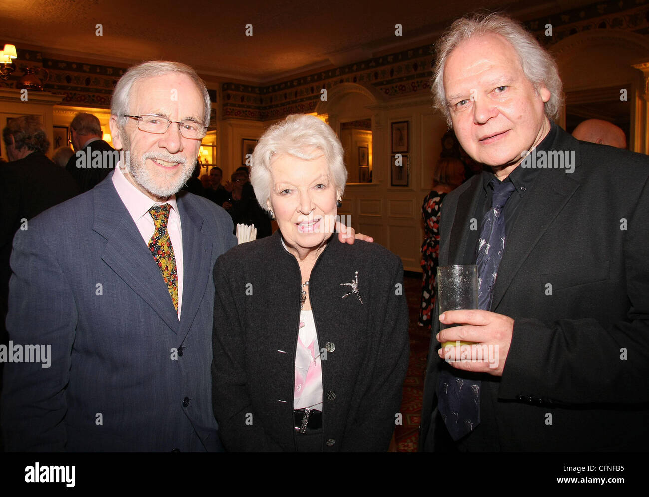 Andrew Sachs, June Whitfield und Brian MacArthur, Oldie des Jahres Awards 2011 statt bei Simpsons im Londoner Strand - innen.  London, England - 10.02.11, Stockfoto