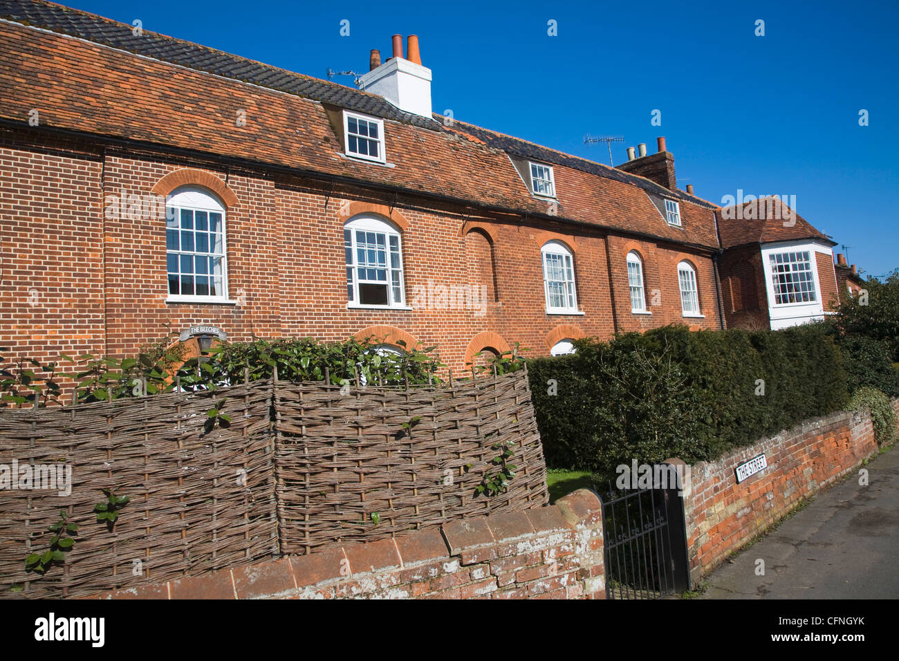 Späten achtzehnten Jahrhundert georgischen Terrasse mit Mansarddach, The Street, Melton, Suffolk, England Stockfoto