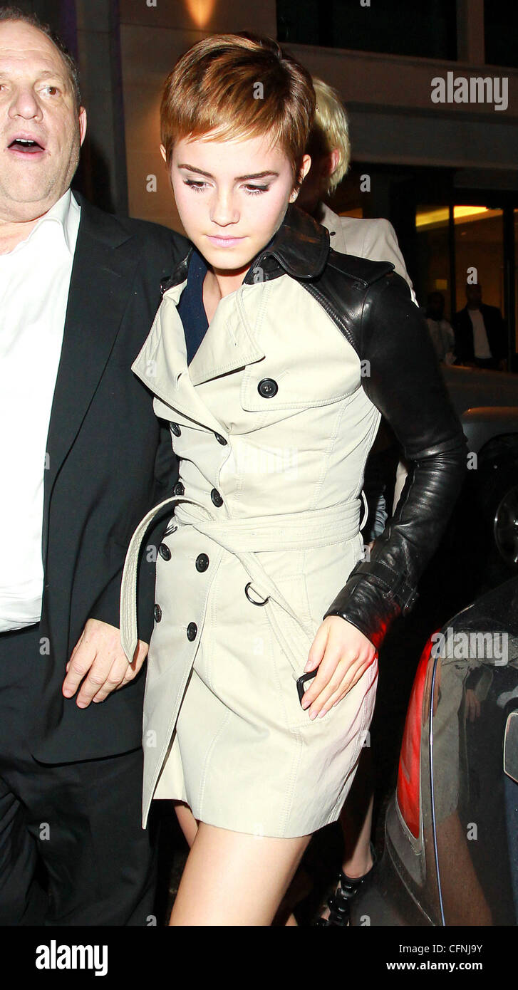 Emma Watson Und Harvey Weinstein Verlassen Mahiki Club Nach Dem Besuch Auch Einer Pre Bafta Party In Almada Bar Fruher Abends London England 11 02 11 Stockfotografie Alamy