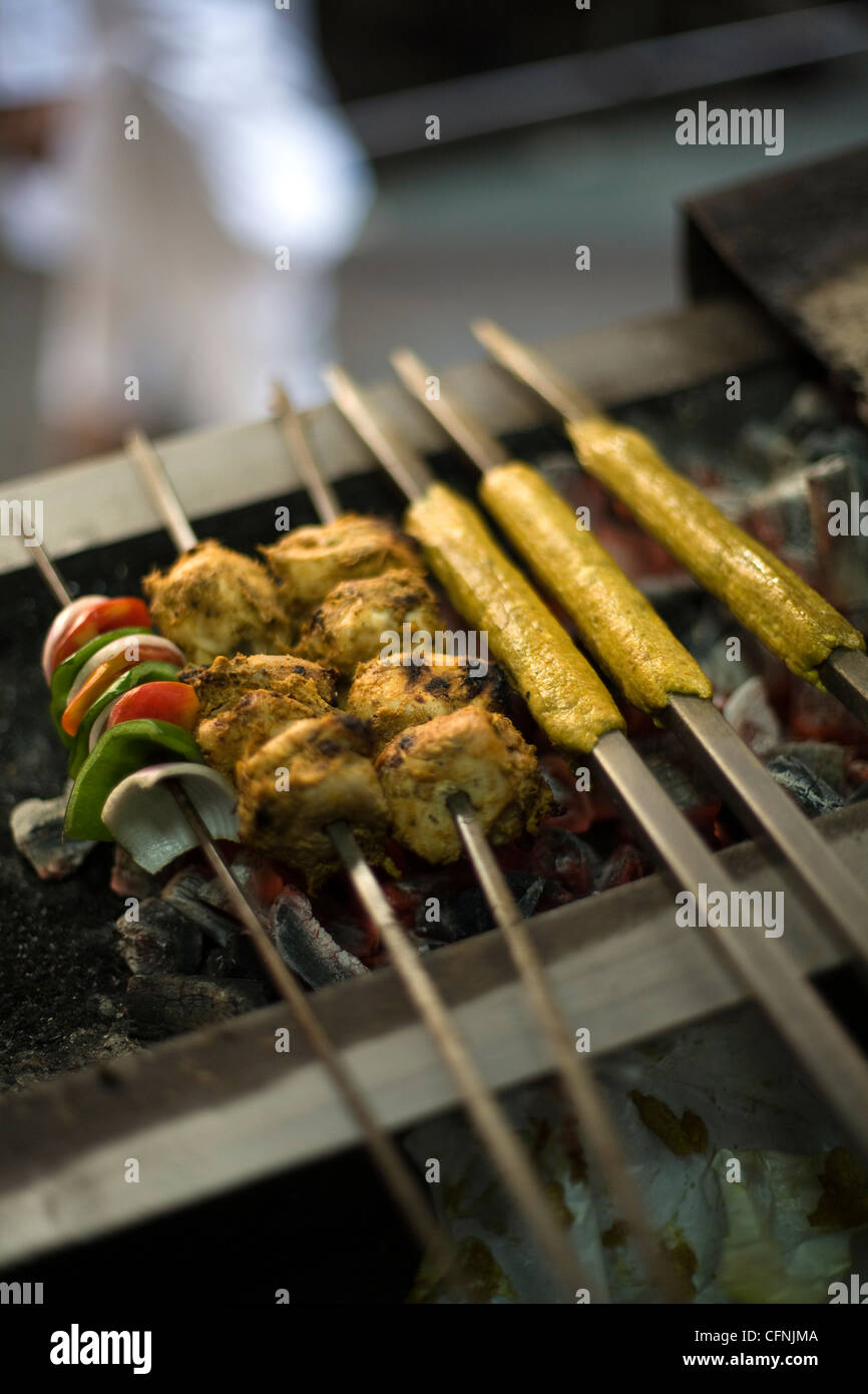 Ein Koch bereitet frische Döner Karims Restaurant, Delhi, Indien Stockfoto