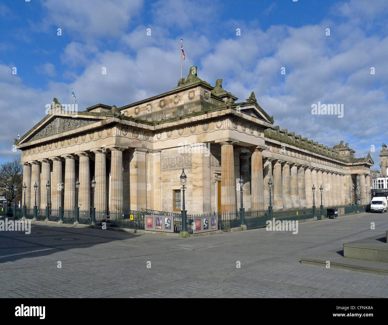 Süd-Ost Ansicht der Royal Scottish Academy gehörenden National Galleries of Scotland Stockfoto