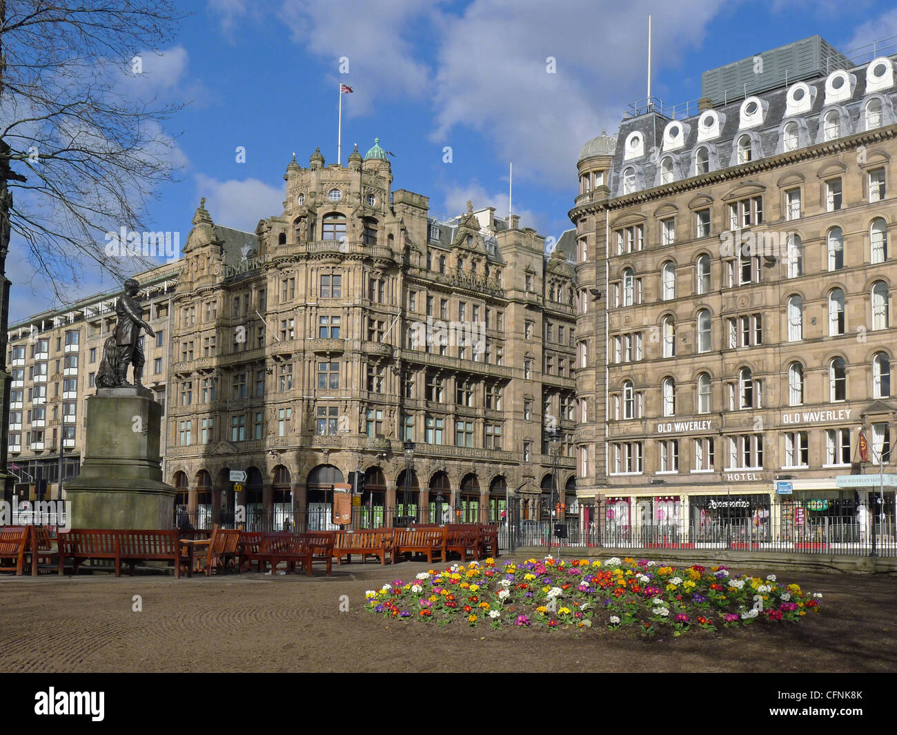 Statue von David Livingstone in Princes Street Gardens Edinburgh Schottland blickt Jenners (links) und Old Waverley Hotel Stockfoto