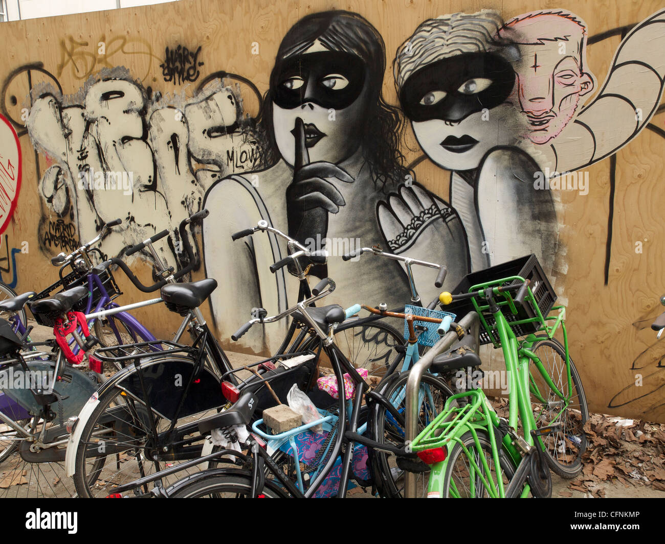 Geparkte Fahrräder mit Graffiti in Amsterdam Niederlande Stockfoto