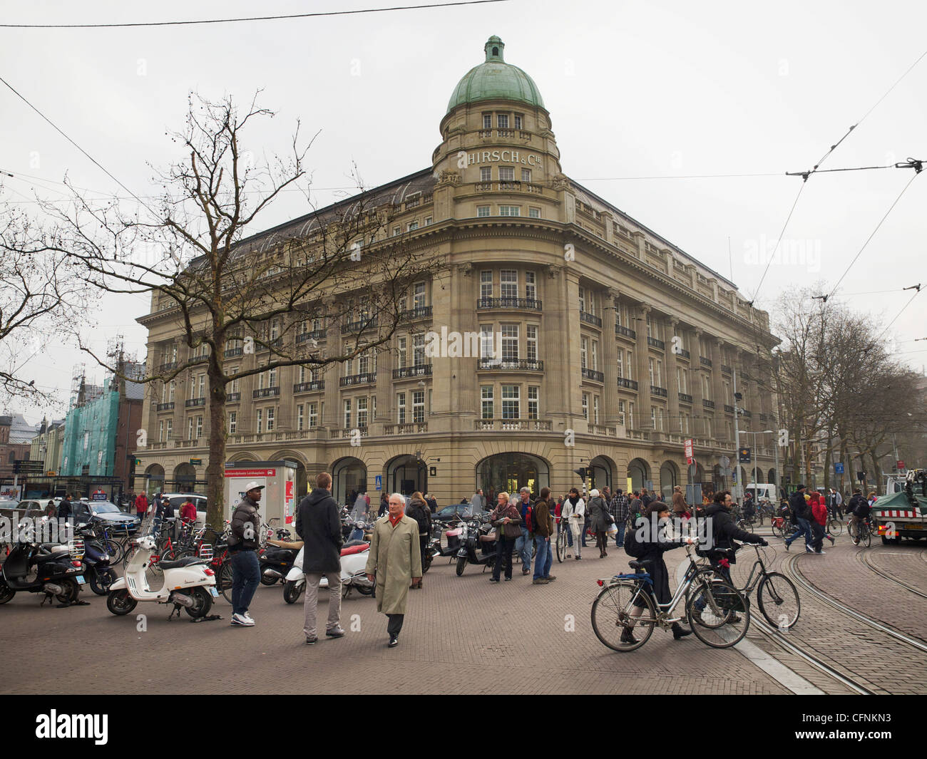 Das monumentale Hirsch Gebäude auf dem Platz Leidseplein in Amsterdam beherbergt jetzt im Apple Store. Stockfoto