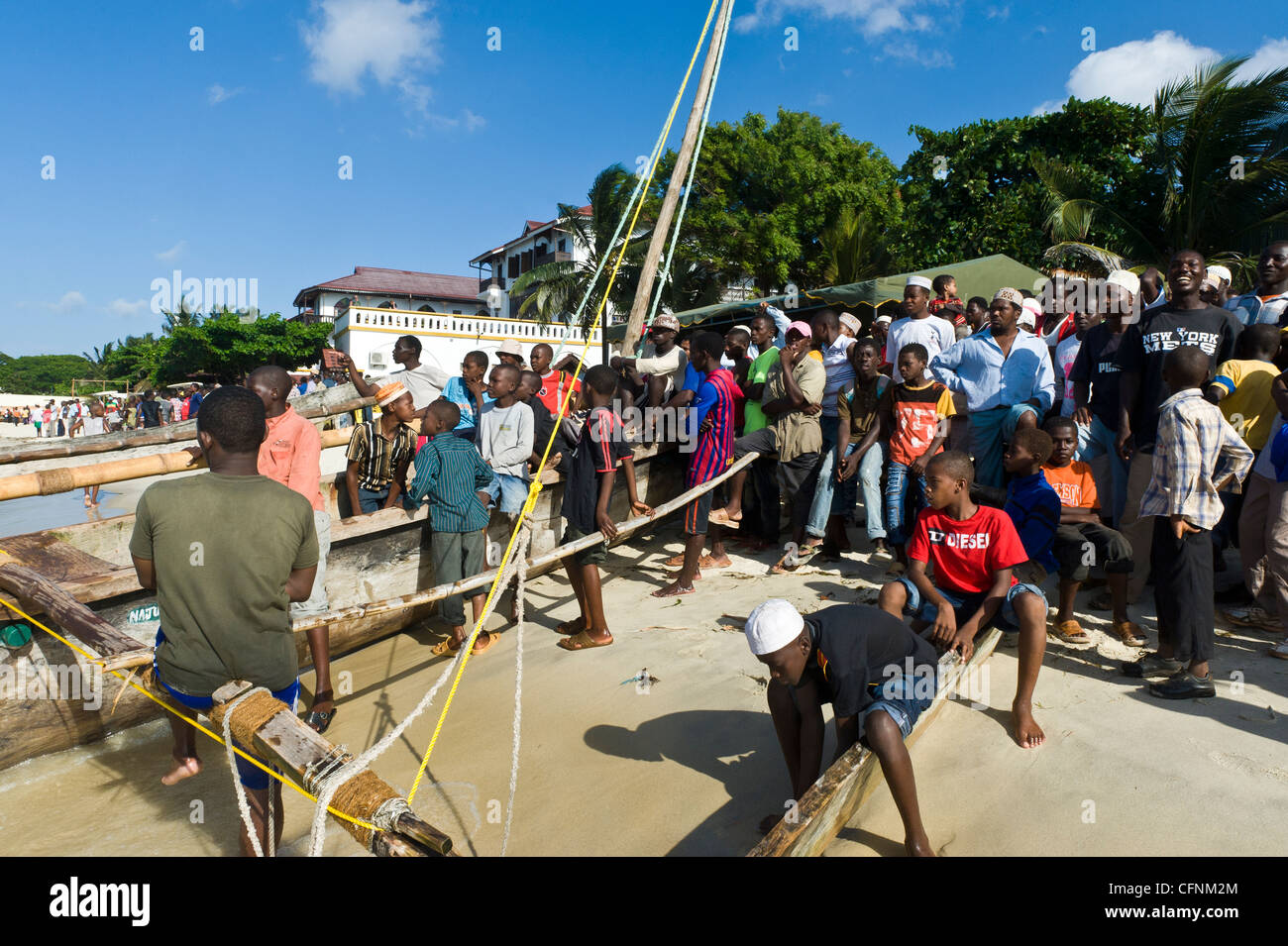 Zuschauern eine Regatta "Ngalawa" traditionelle out Rigger Angelboote/Fischerboote in Stone Town Sansibar Tansania Stockfoto