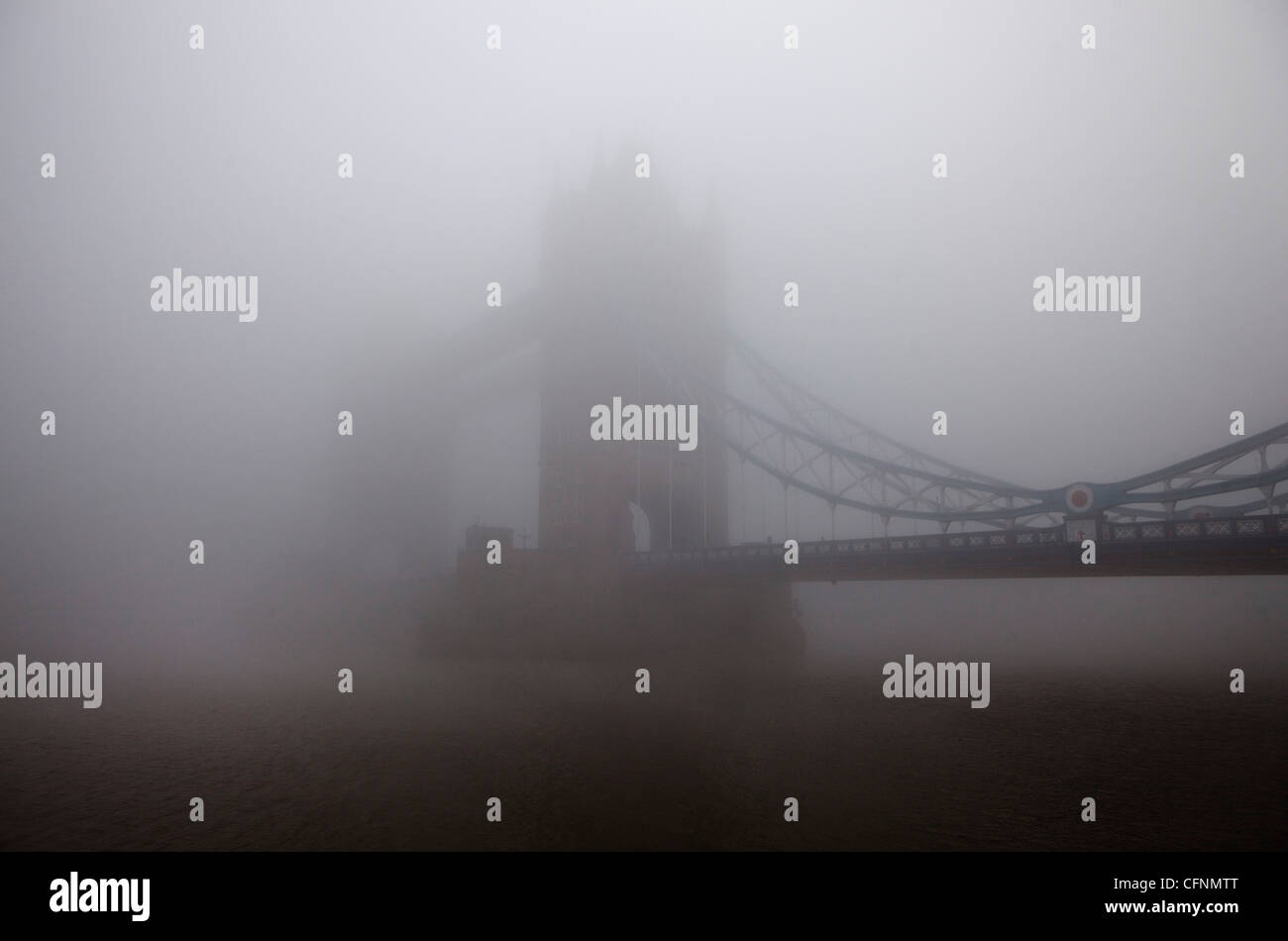 Tower Bridge durch Londoner smog Stockfoto