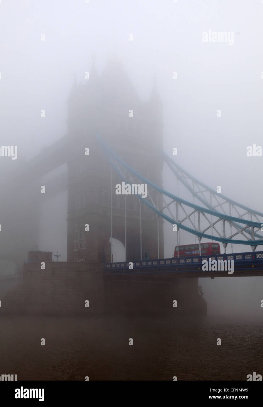 Doppeldecker bus Kreuzung Tower Bridge in London-smog Stockfoto