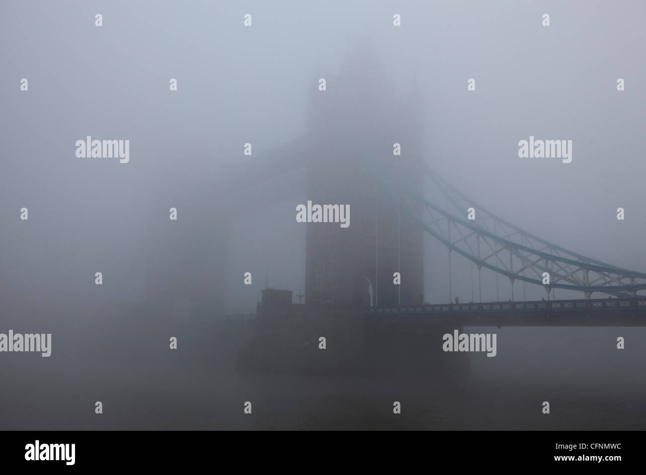 Tower Bridge entstehen durch Londoner Smog an einem Tag der Rekord Verschmutzung Stockfoto