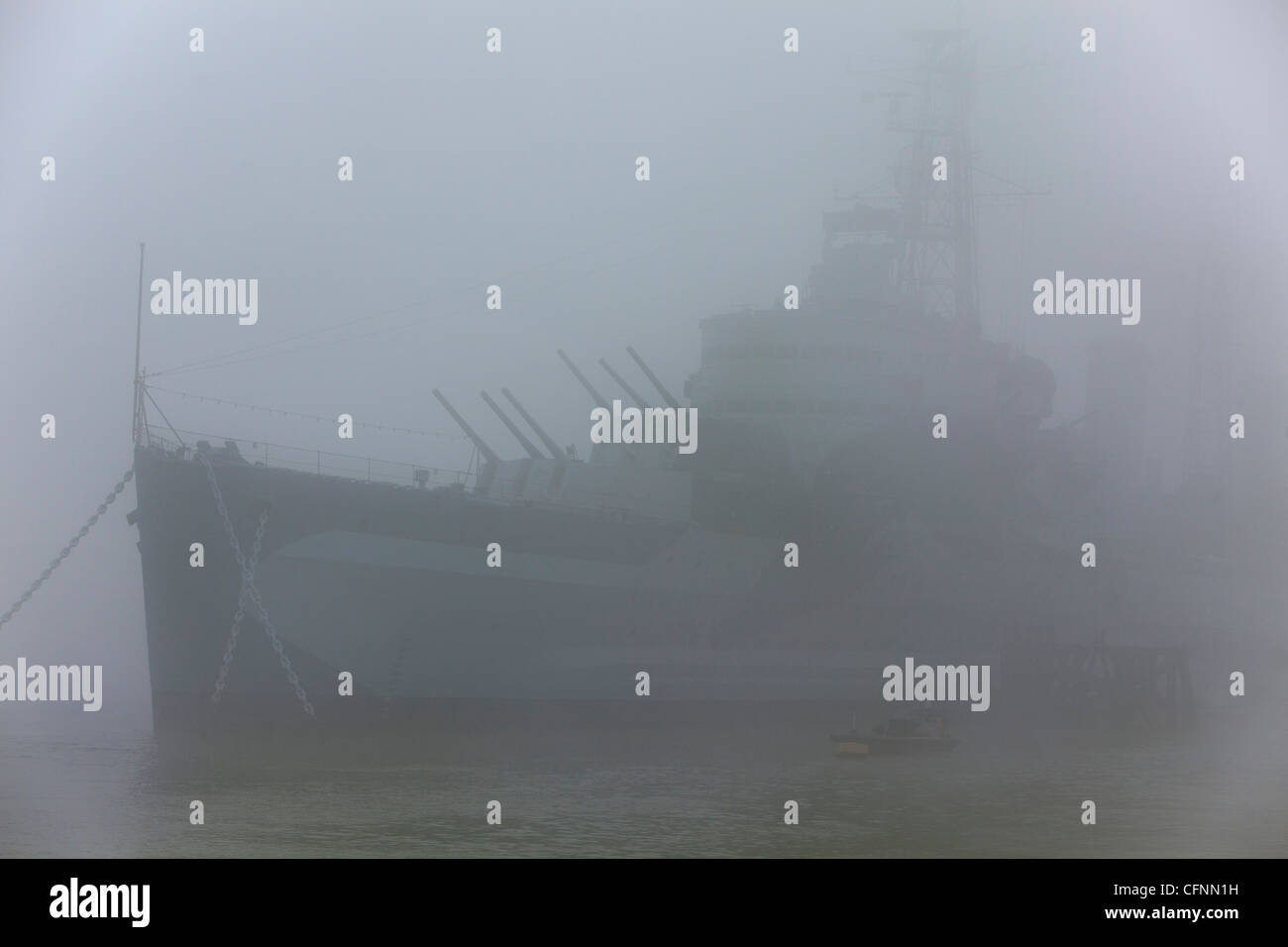 Nebeliger Morgen auf der Themse, die HMS Belfast in Nebel gehüllt Stockfoto