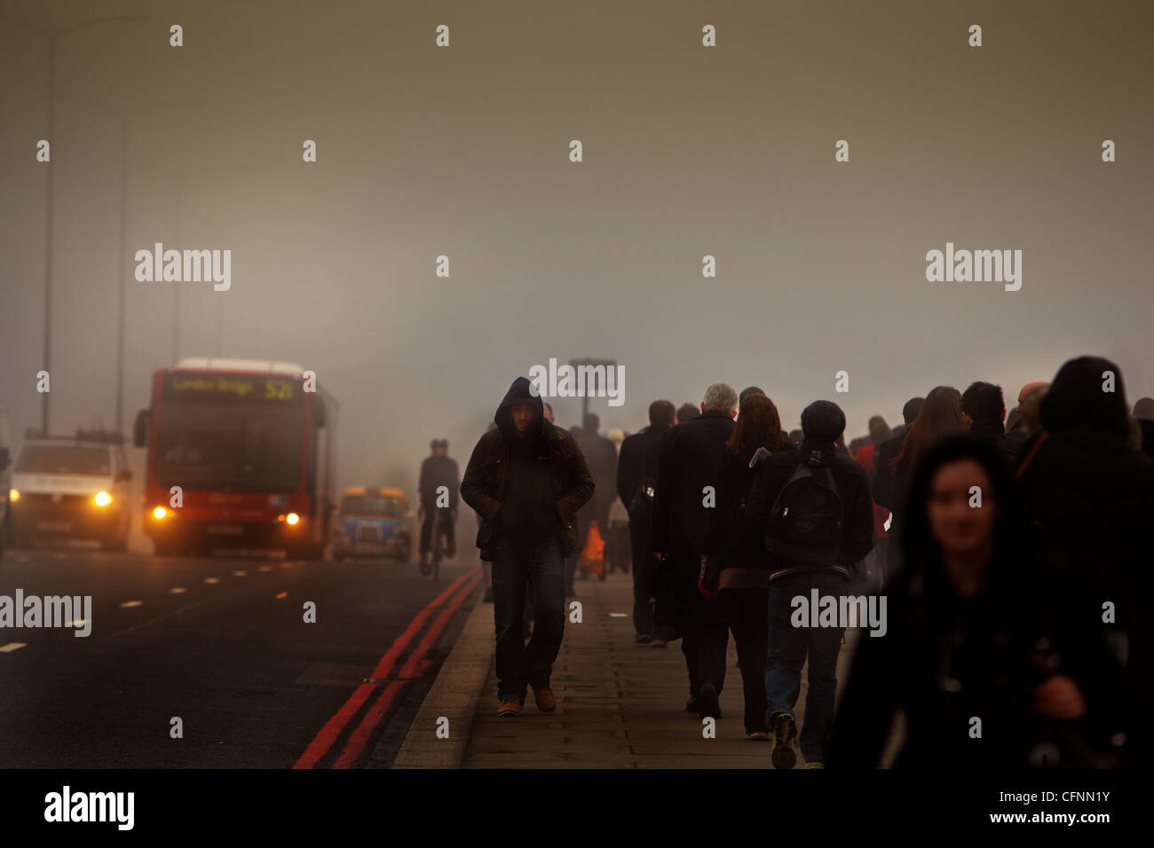 Pendler und verkehrsreichen London Brücke an einem smoggy Morgen Stockfoto