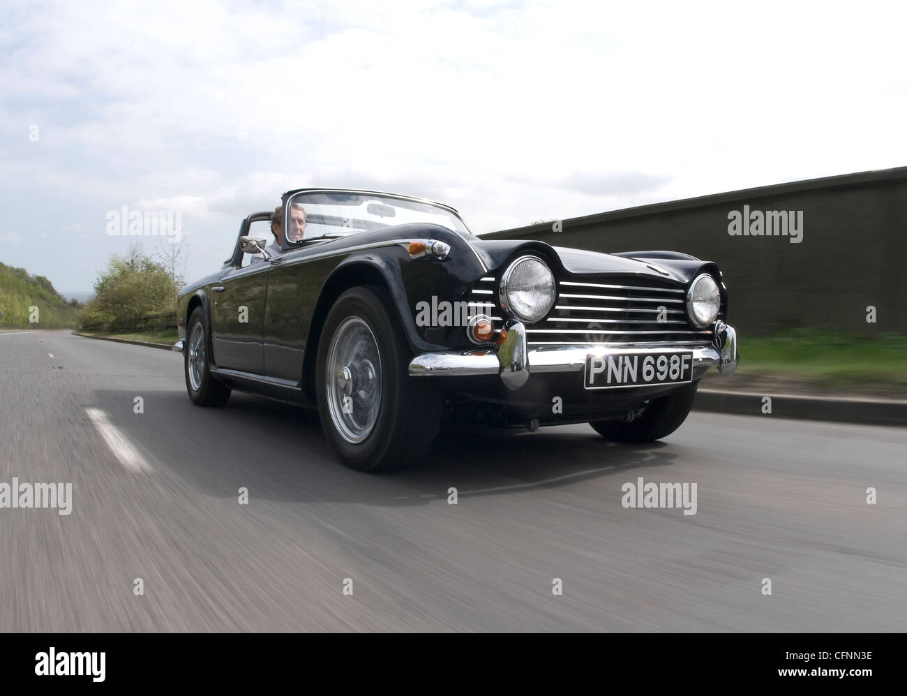 Triumph TR5 klassische britische Sportwagen fahren zu öffnen Stockfoto