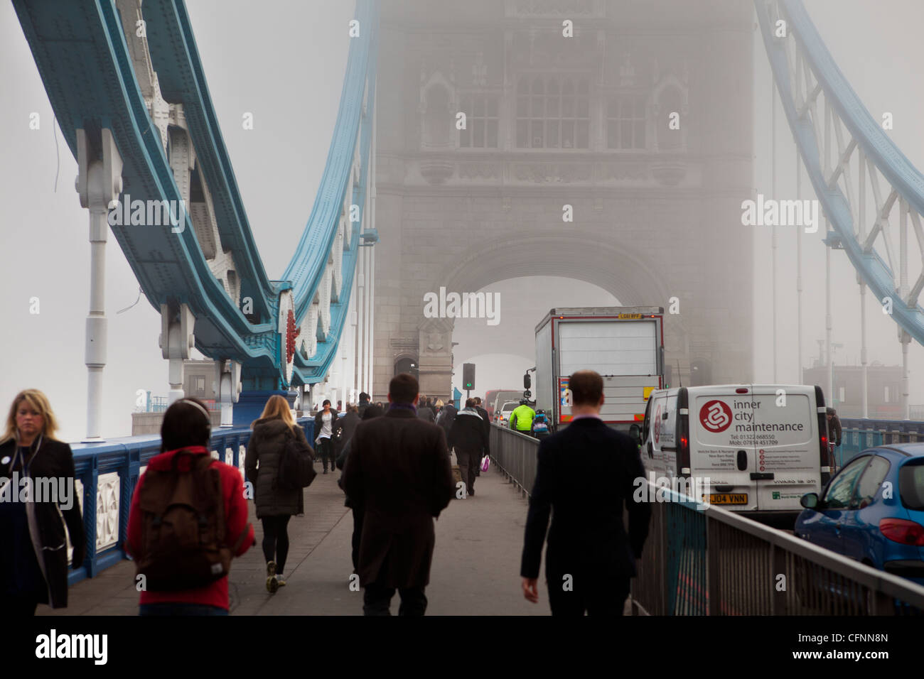 Pendler crossing Tower Bridge durch Londoner Smog an einem Tag der Rekord Verschmutzung Stockfoto