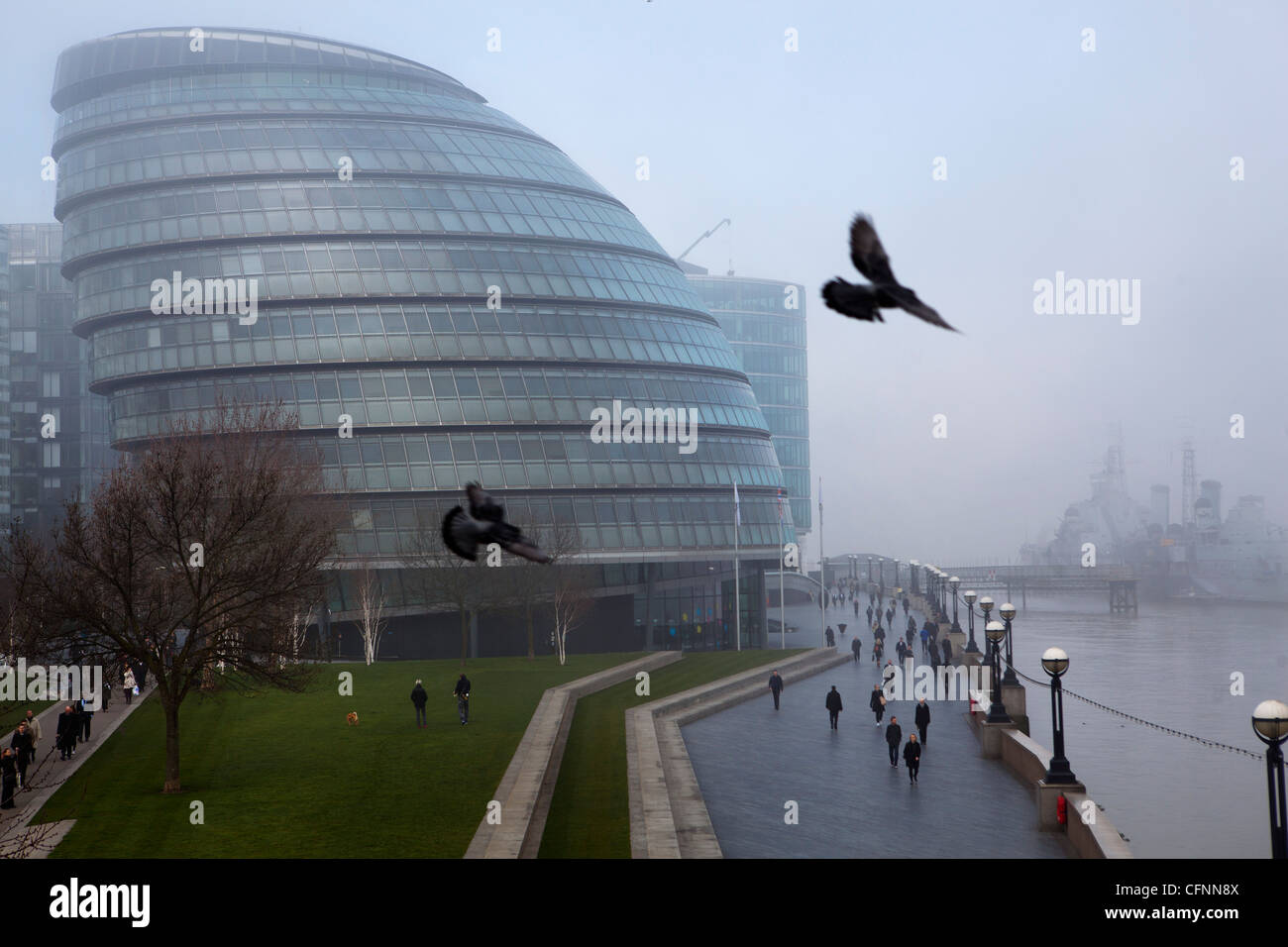 Ein Blick auf Tauben fliegen Rathaus Stockfoto