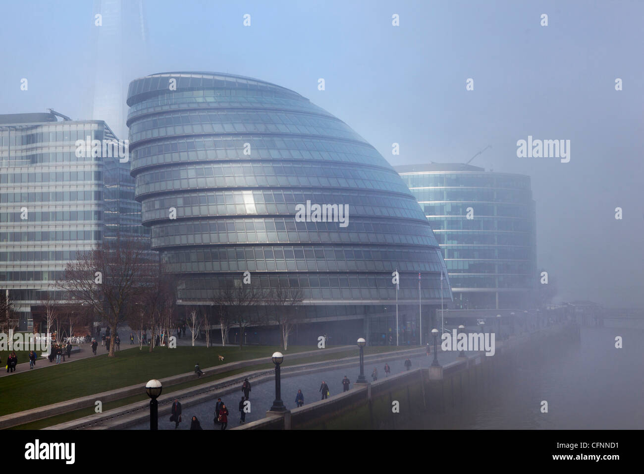 Eine Ansicht der London City Hall, in Nebel gehüllt Stockfoto
