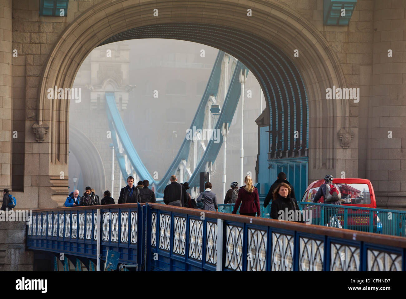 Pendler, die Tower Bridge in London Morgen überqueren Stockfoto