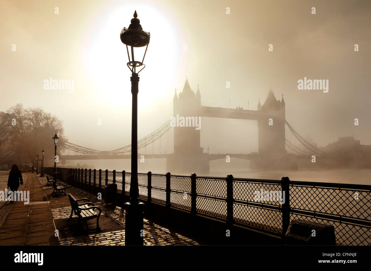 Der Blick auf die Tower Bridge an einem nebligen Morgen aus Gas Lampe ausgekleidet Riverside, London Stockfoto