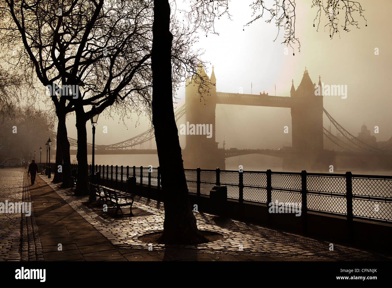 Einen romantischen Blick auf die Tower Bridge an einem nebligen Morgen, von der Themse Weg Stockfoto