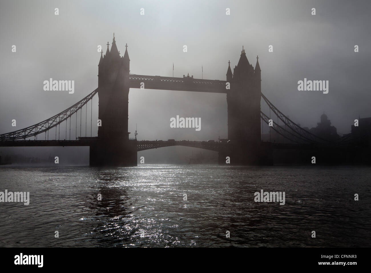 Tower Bridge betrachtet aus dem Tower of London entstehen durch Londoner Smog an einem Tag der Rekord Verschmutzung Stockfoto
