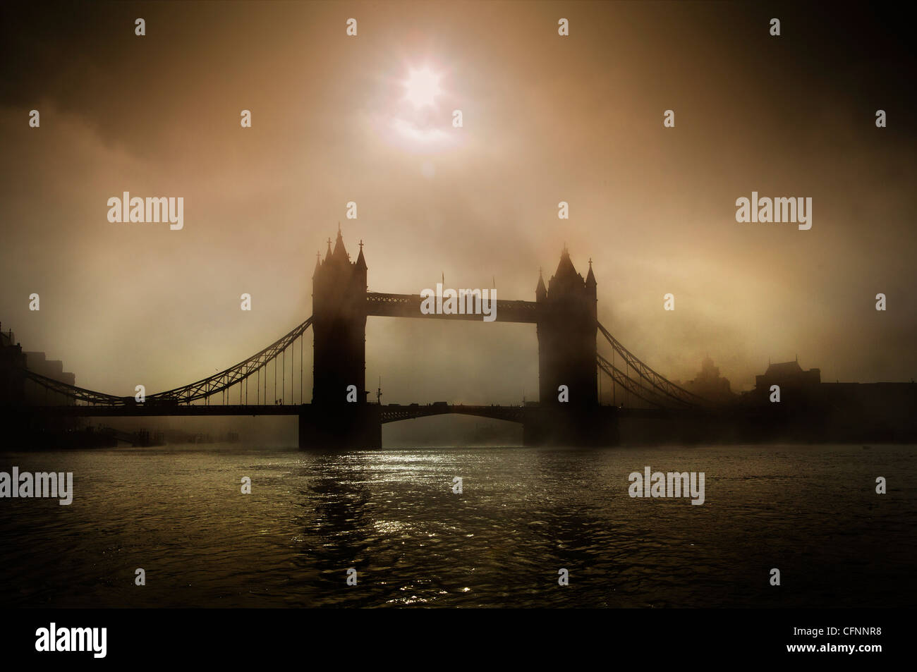 Nebel über der Themse und der Tower Bridge Stockfoto