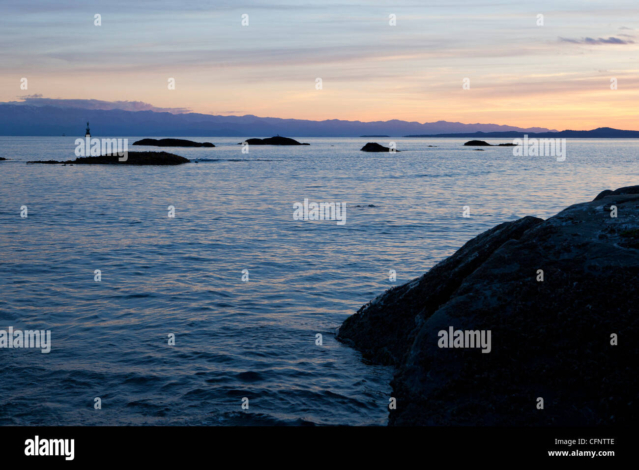 Sonnenuntergang über der Straße von Jaun de Fuca in Victoria, British Columbia, Kanada. Stockfoto