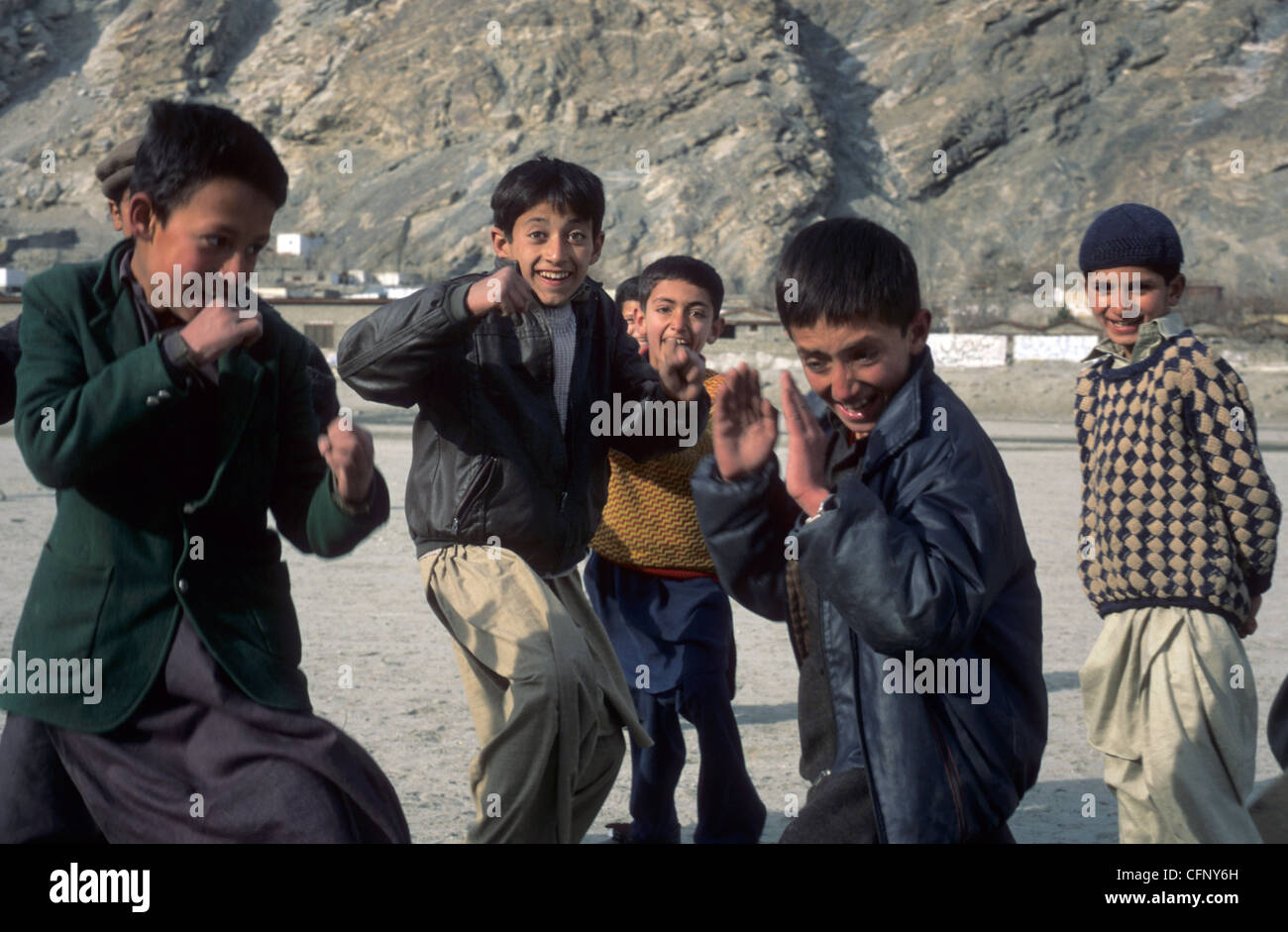 Karimabad Jungs spielen kämpfen im Hunza-Tal, Pakistan. Stockfoto