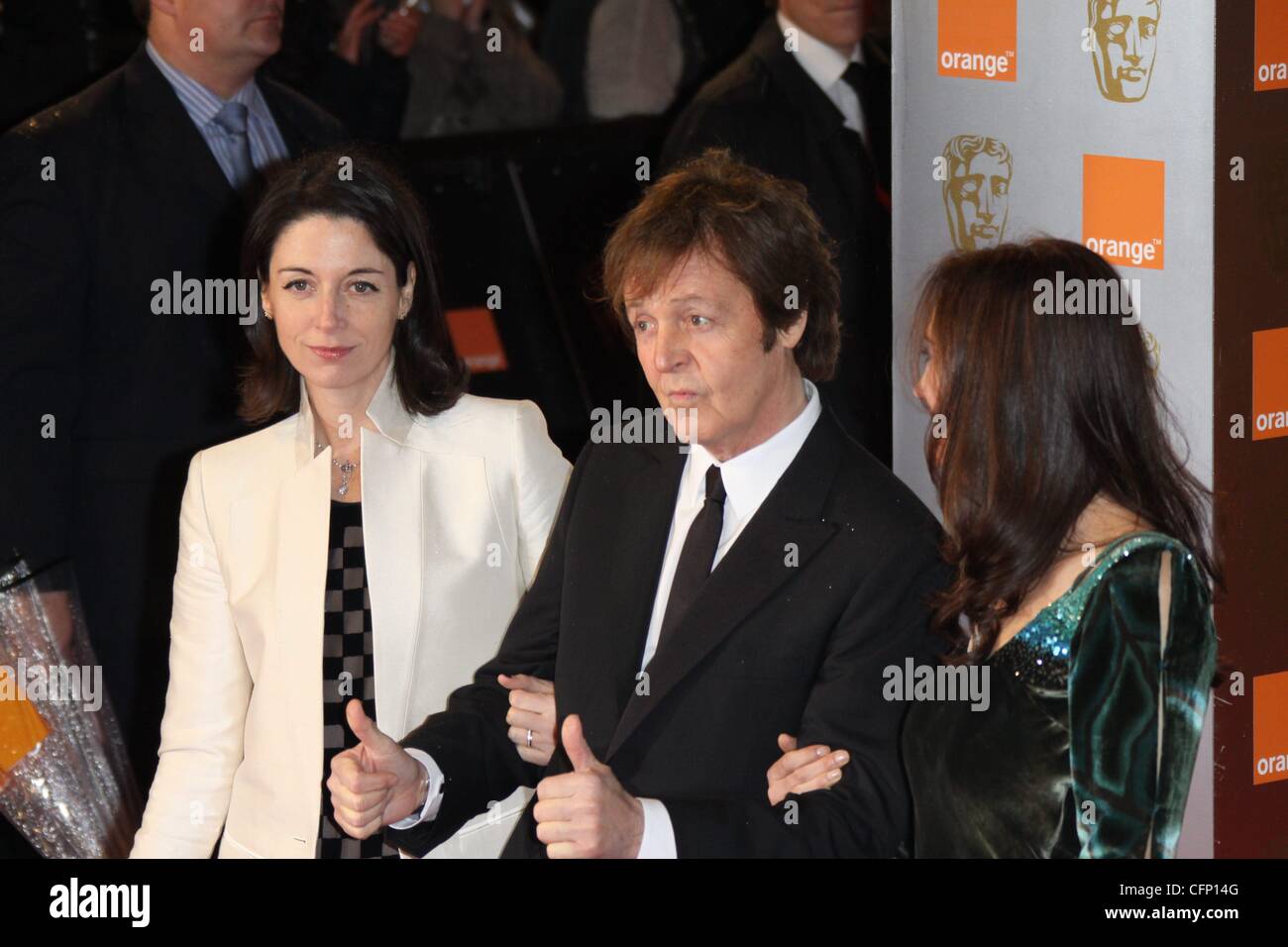 Paul McCartney und seine Tochter Mary McCartney (l) und Partner Nancy M.e. Orange British Academy Film Awards (BAFTAs) am Royal Opera House - Ankünfte statt.  London, England - 13.02.11 Stockfoto