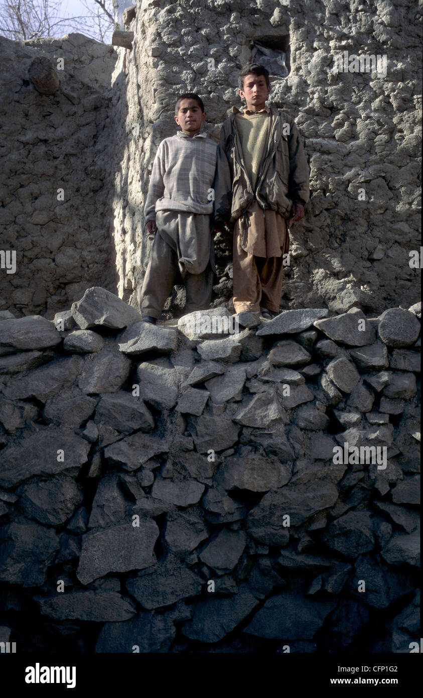 Porträt von zwei pakistanischen jungen über einen Stein Wand in Karimabad, Hunza-Tal, Pakistan. Stockfoto
