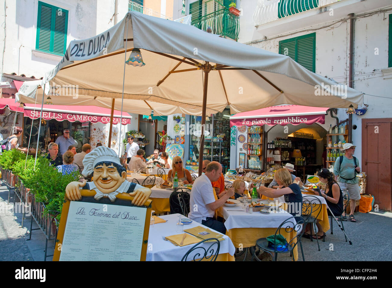 Bürgersteig Restaurant in der Altstadt von Amalfi, Amalfiküste, UNESCO-Weltkulturerbe, Kampanien, Italien, Mittelmeer, Europa Stockfoto