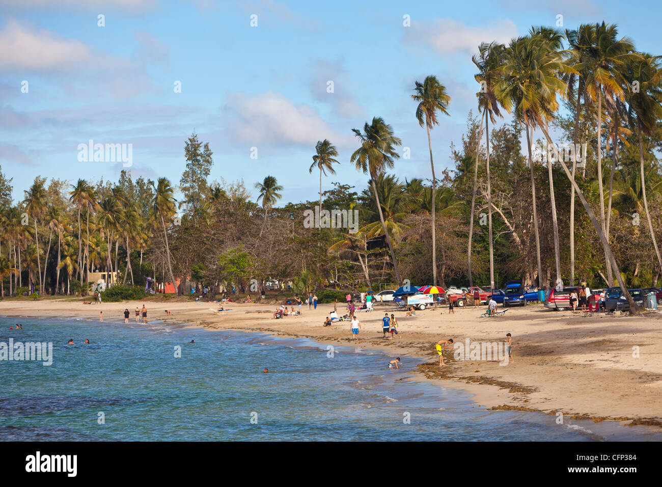 LUQUILLO, PUERTO RICO - Menschen genießen öffentlichen Strand. Stockfoto