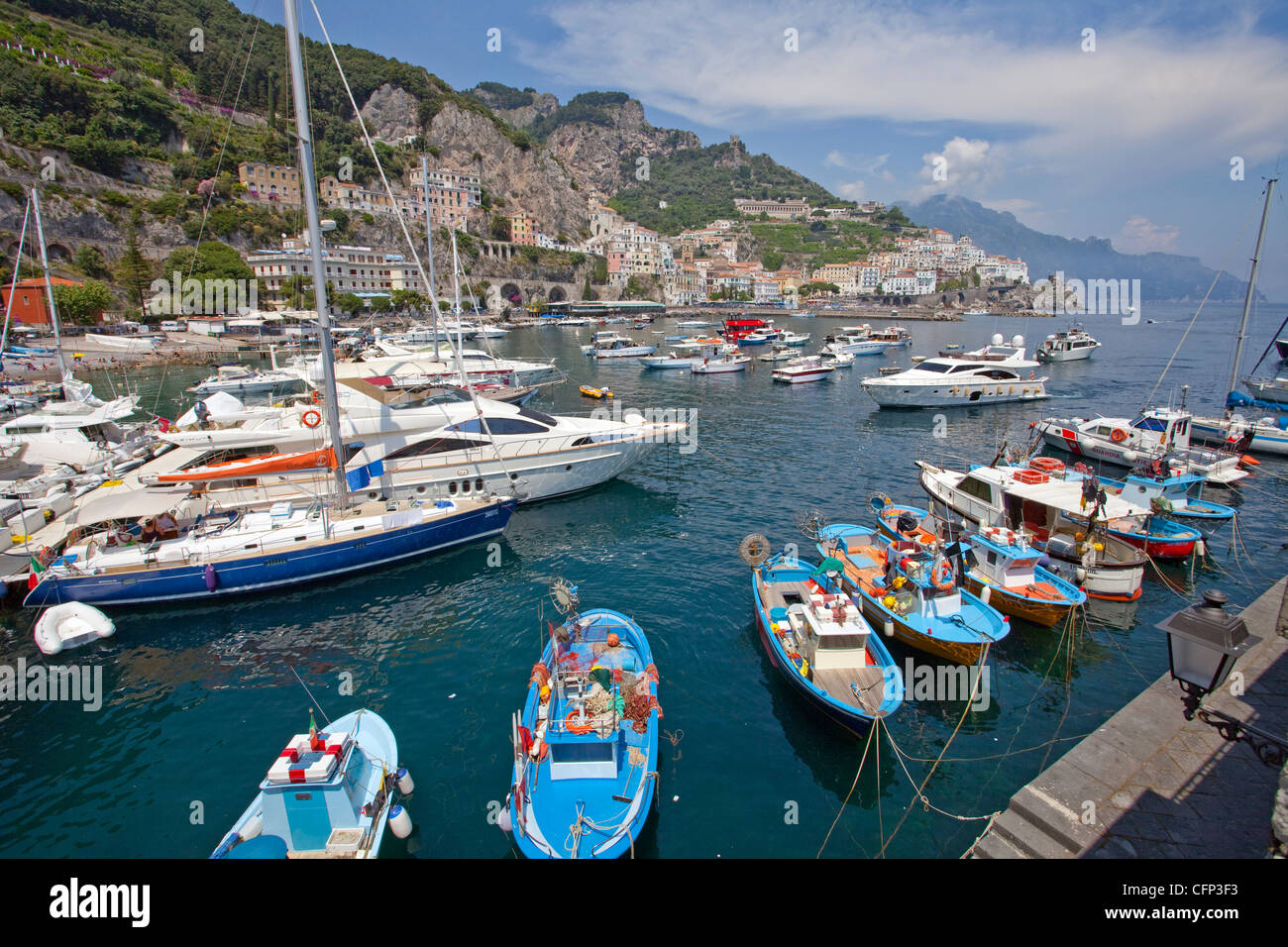 Angeln Boote und Schiffe im Hafen von Amalfi, Amalfiküste, UNESCO-Weltkulturerbe, Kampanien, Italien, Mittelmeer, Europa Stockfoto