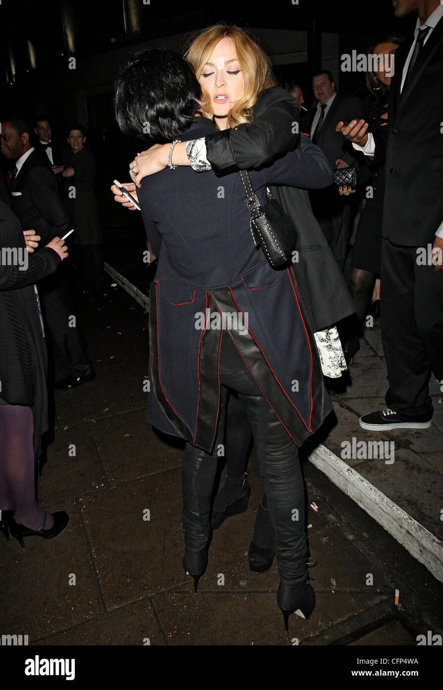 Sharleen Spiteri und Fearne Cotton umarmen einander bei den Broadcast Awards 2011 im The Grosvenor House Hotel statt. London, England - 03.02.11 Stockfoto