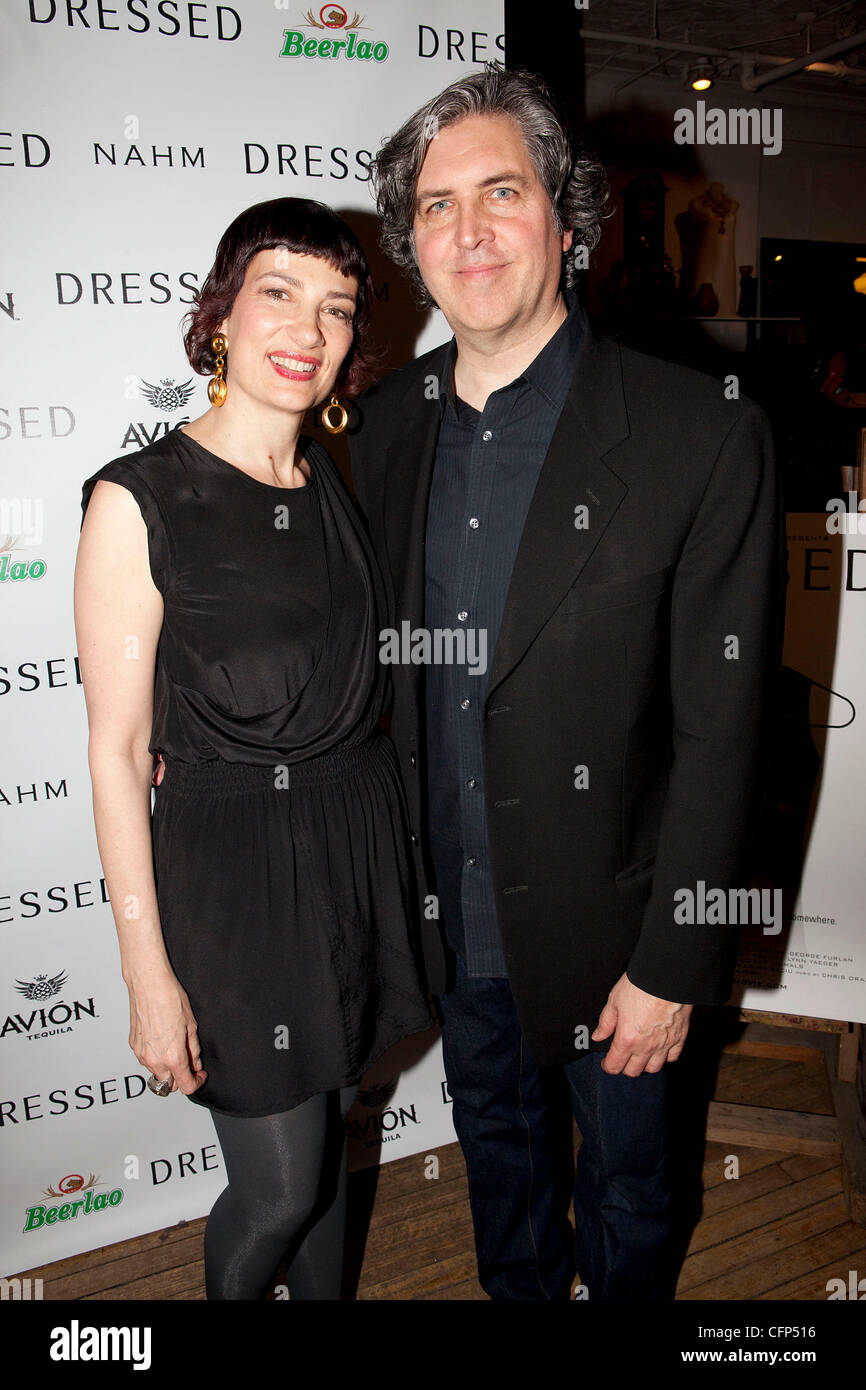 Maryanne Grisz (Producer des Films Dressed) David Swajeski (Regisseur des Films Dressed), bei der "gekleidet" Pre-opening Party statt im Housing Works Secondhand-Läden. New York City, USA - 02.02.11 Stockfoto