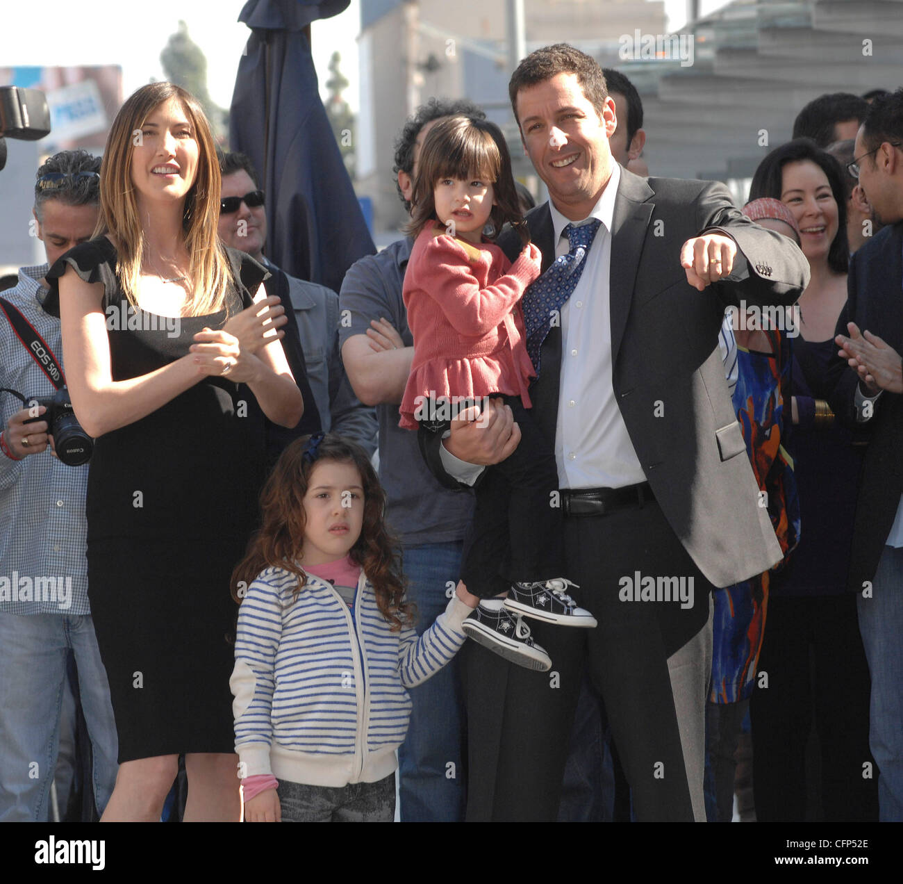 Adam Sandler Mit Seiner Frau Jackie Und Tochtern Sadie Und Sonnigen Adam Sandler Ist Auf Dem Hollywood Walk Of Fame Geehrt Und Erhalt Seinen Stern In Einer Besonderen Zeremonie In Hollywood Los