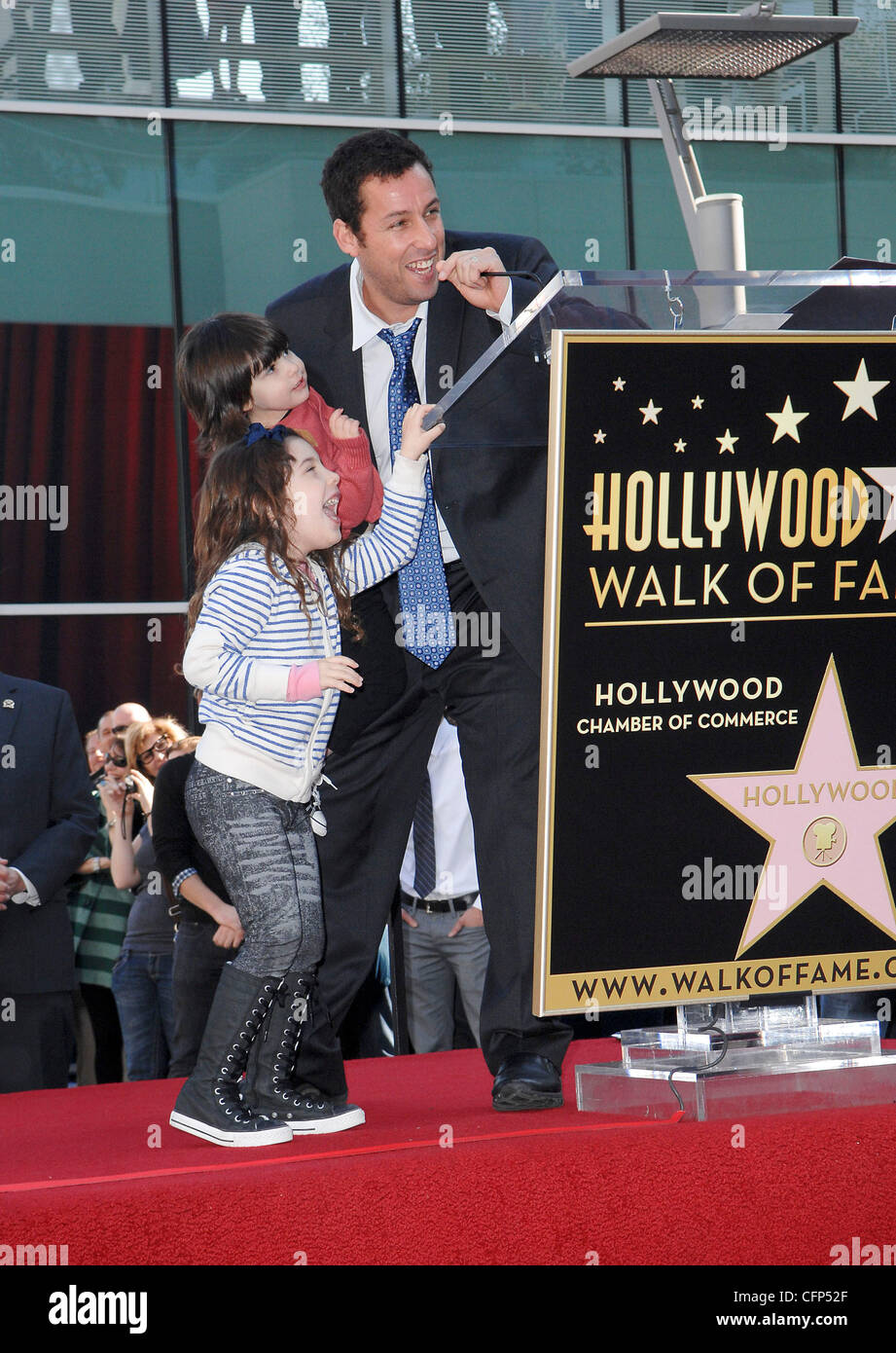 Adam Sandler mit seinen Töchtern Sadie und sonnigen Adam Sandler ist auf dem Hollywood Walk of Fame geehrt und erhält seinen Stern in einer besonderen Zeremonie in Hollywood. Los Angeles, Kalifornien - 01.02.11 Stockfoto