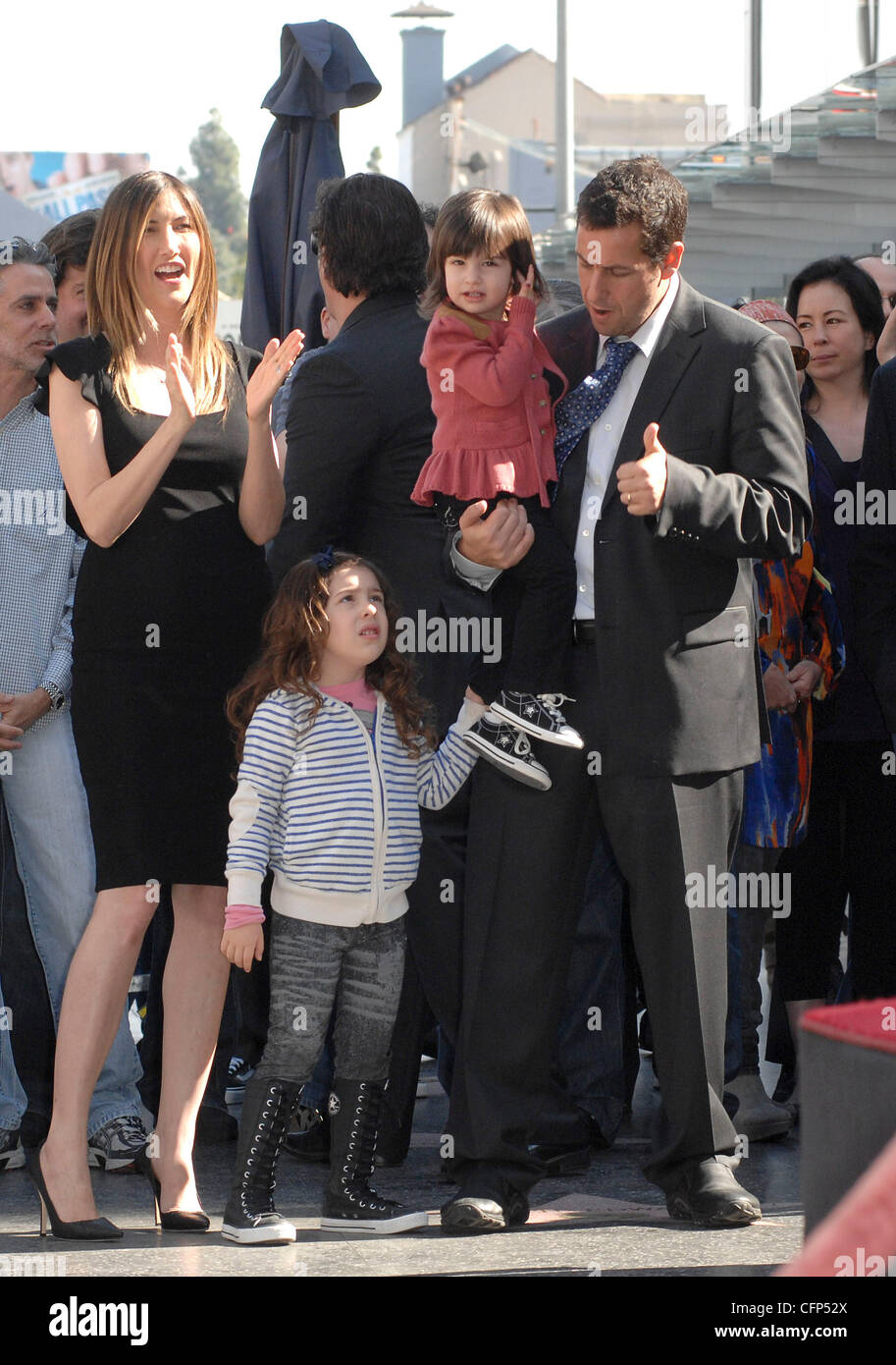 Adam Sandler mit seiner Frau Jackie und Töchtern Sadie und sonnigen Adam Sandler ist auf dem Hollywood Walk of Fame geehrt und erhält seinen Stern in einer besonderen Zeremonie in Hollywood. Los Angeles, Kalifornien - 01.02.11 Stockfoto