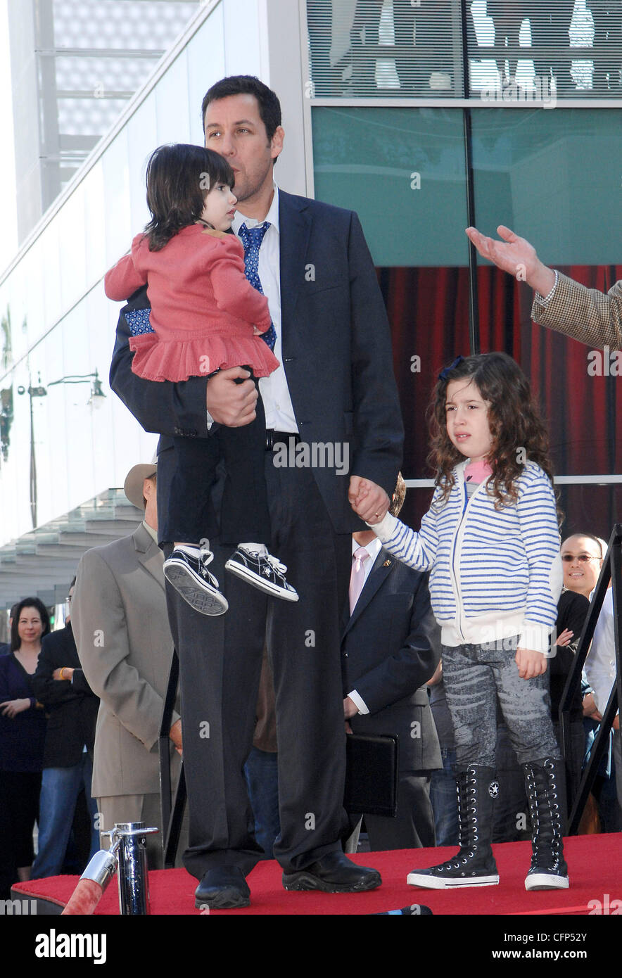 Adam Sandler mit seinen Töchtern Sadie und sonnigen Adam Sandler ist auf dem Hollywood Walk of Fame geehrt und erhält seinen Stern in einer besonderen Zeremonie in Hollywood. Los Angeles, Kalifornien - 01.02.11 Stockfoto
