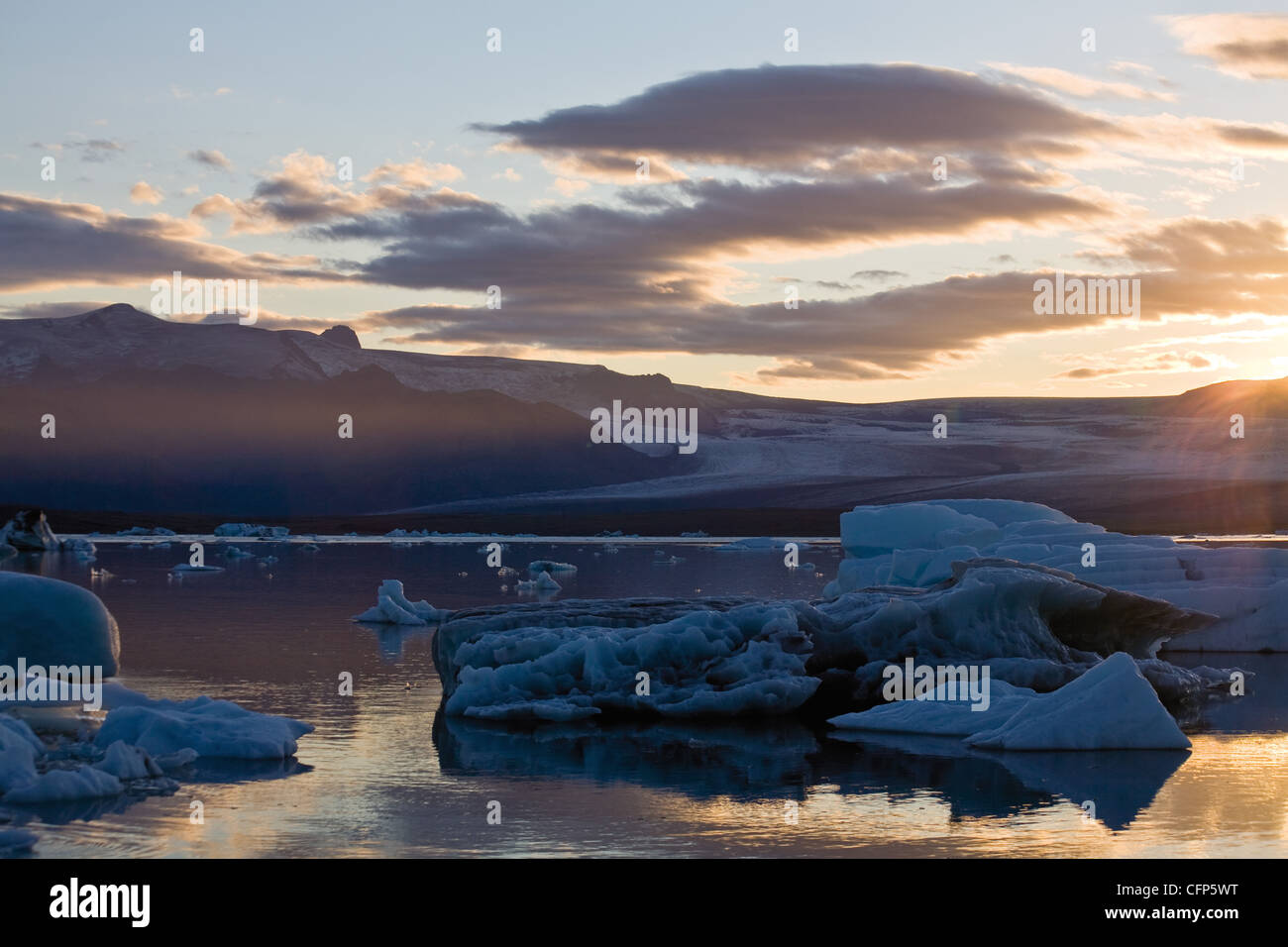 Sonnenuntergang über Gletscherlagune Jökulsárlón, Island Stockfoto