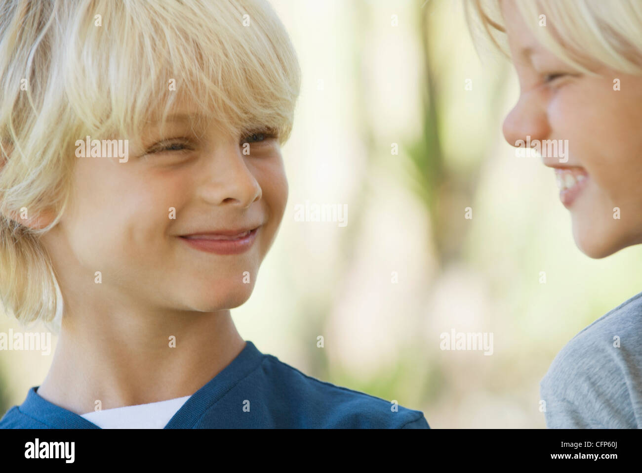 Junge Brüder Lächeln einander an Stockfoto