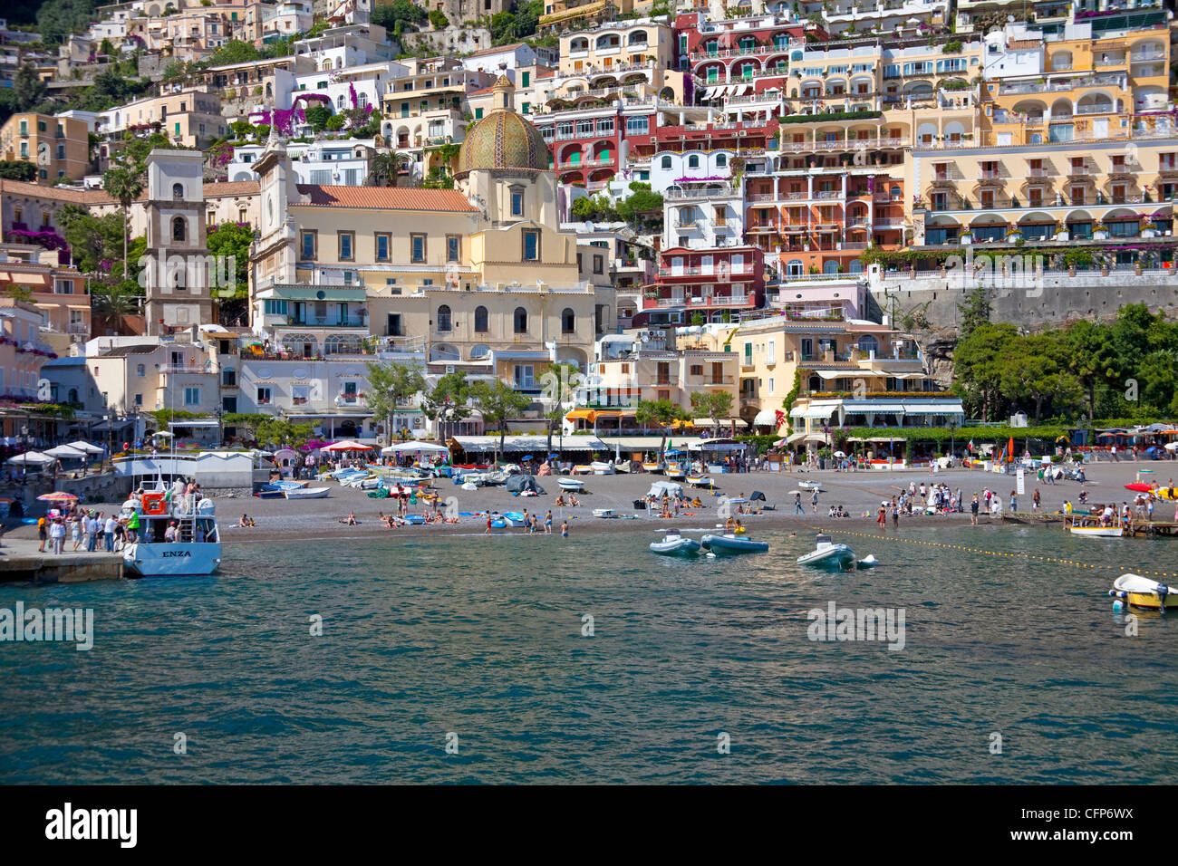 Strand und Dorf, Positano an der Amalfiküste, Weltkulturerbe der UNESCO, Kampanien, Italien, Mittelmeer, Europa Stockfoto