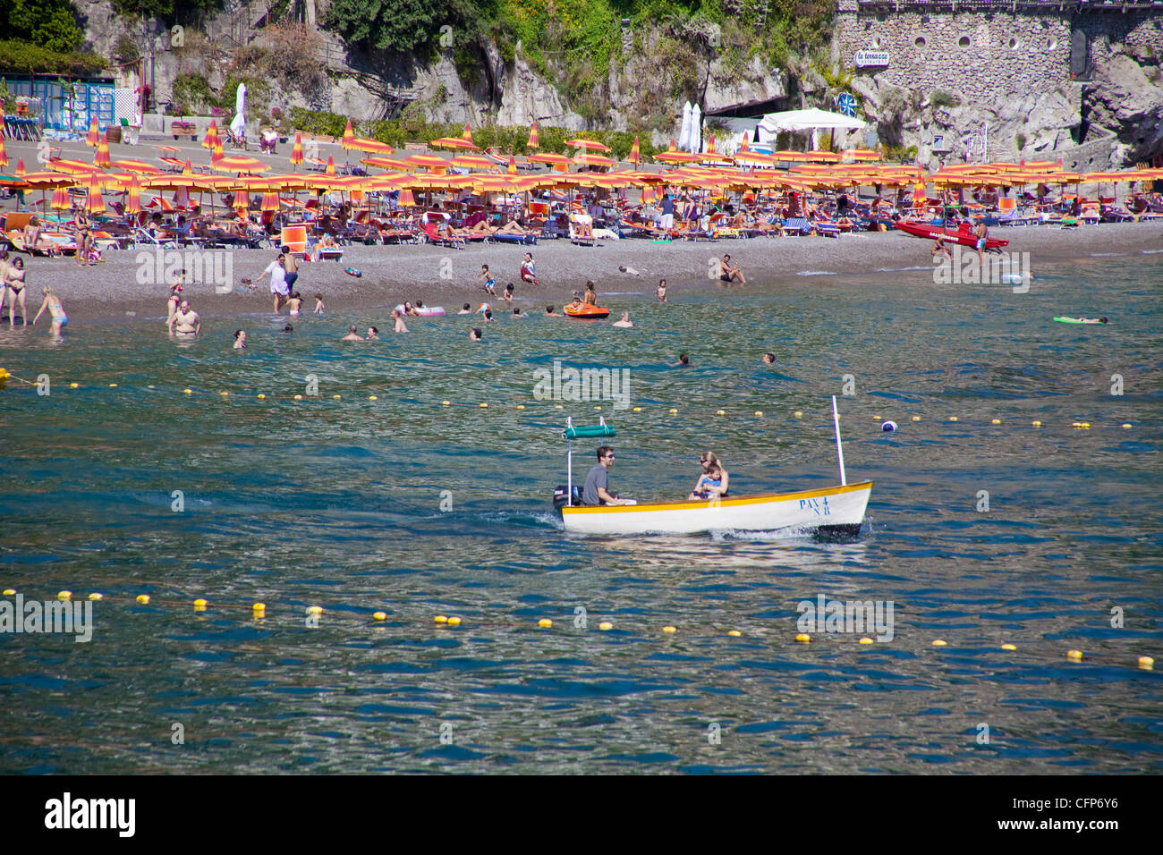Strand und Dorf, Positano an der Amalfiküste, Weltkulturerbe der UNESCO, Kampanien, Italien, Mittelmeer, Europa Stockfoto