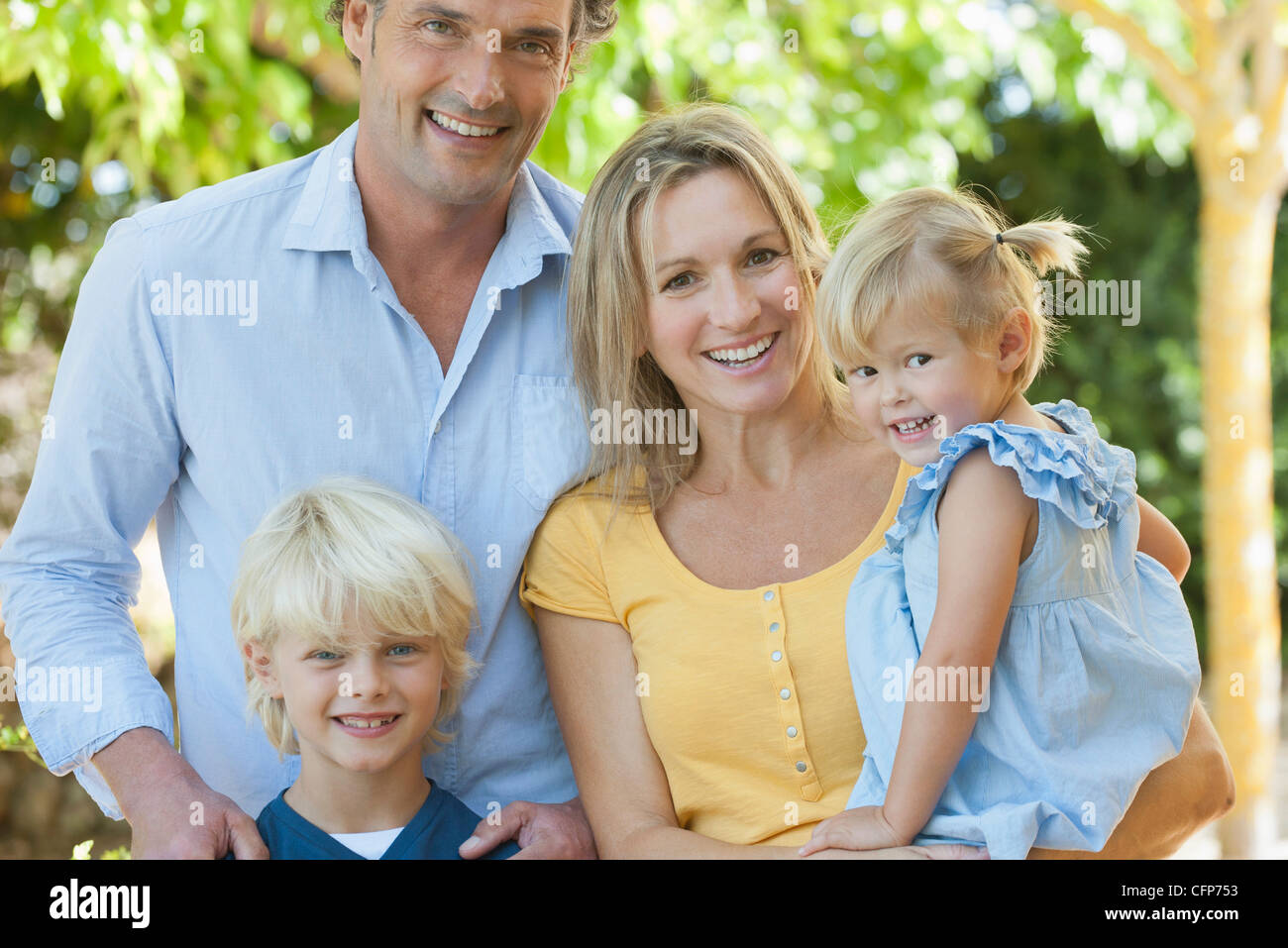 Familie zusammen draußen, Porträt Stockfoto