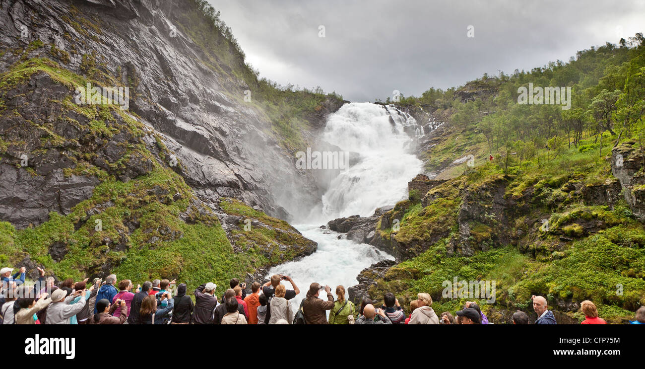 Wasserfälle besucht, während entlang der Flåmsbahn, Norwegen Stockfoto
