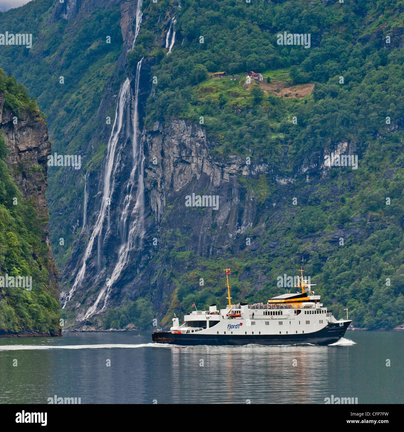 Kreuzfahrtschiff von sieben Schwestern Wasserfällen am Geirangerfjord, Norwegen Stockfoto