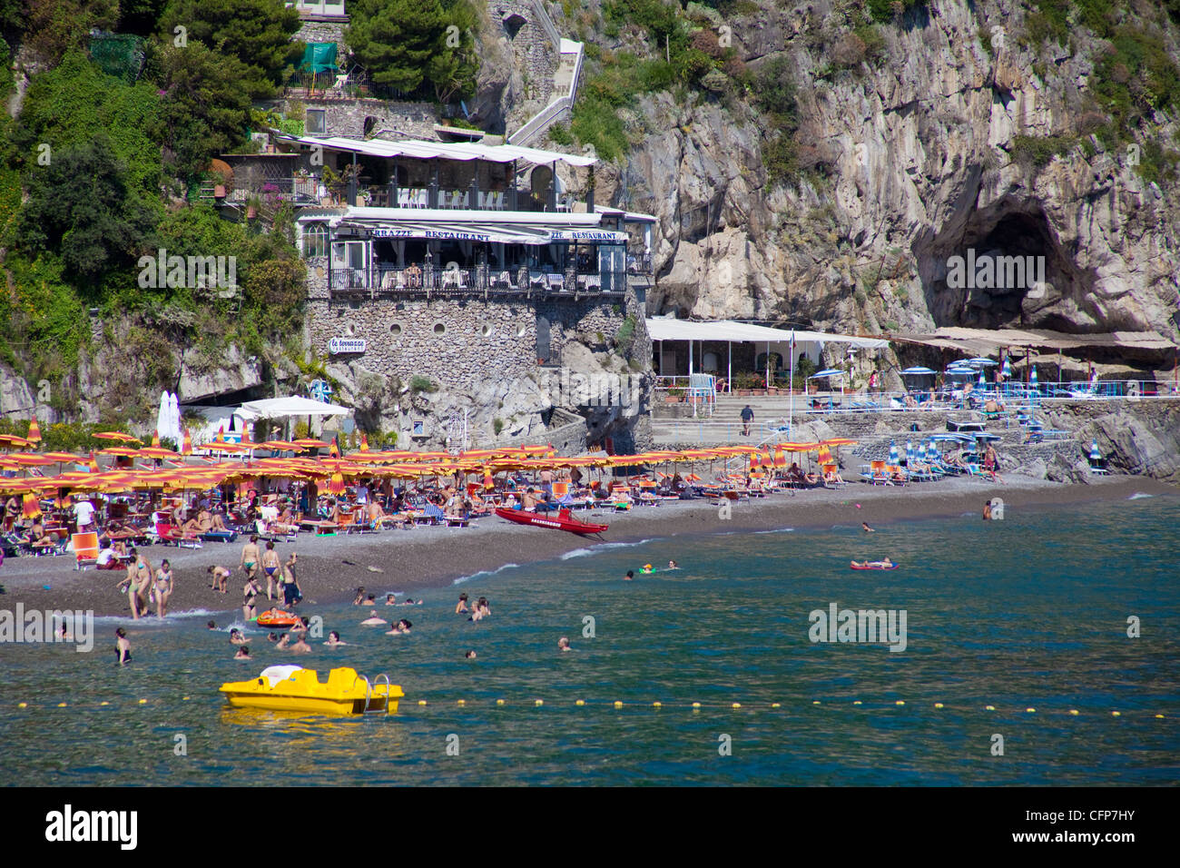 Strand von Positano an der Amalfiküste, UNESCO-Weltkulturerbe, Kampanien, Italien, Mittelmeer, Europa Stockfoto