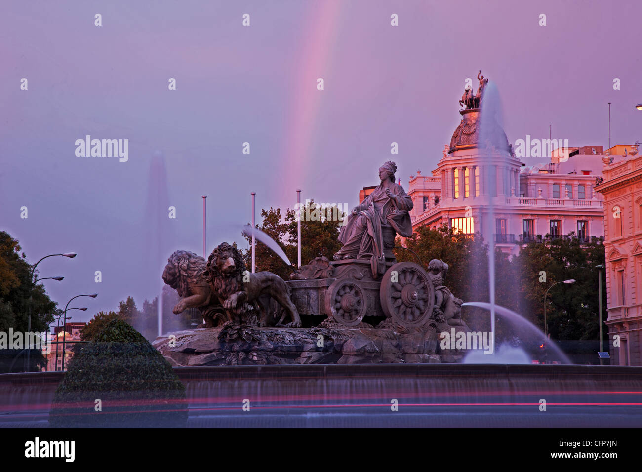 Plaza de Cibeles mit Fuente de Cibele bei Dämmerung, Madrid, Spanien, Europa Stockfoto