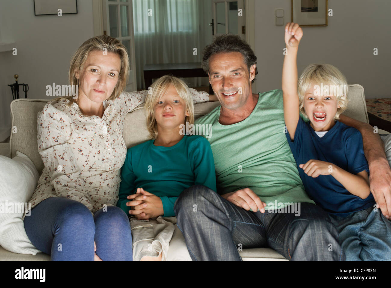 Familie auf Sofa sitzen, Porträt Stockfoto