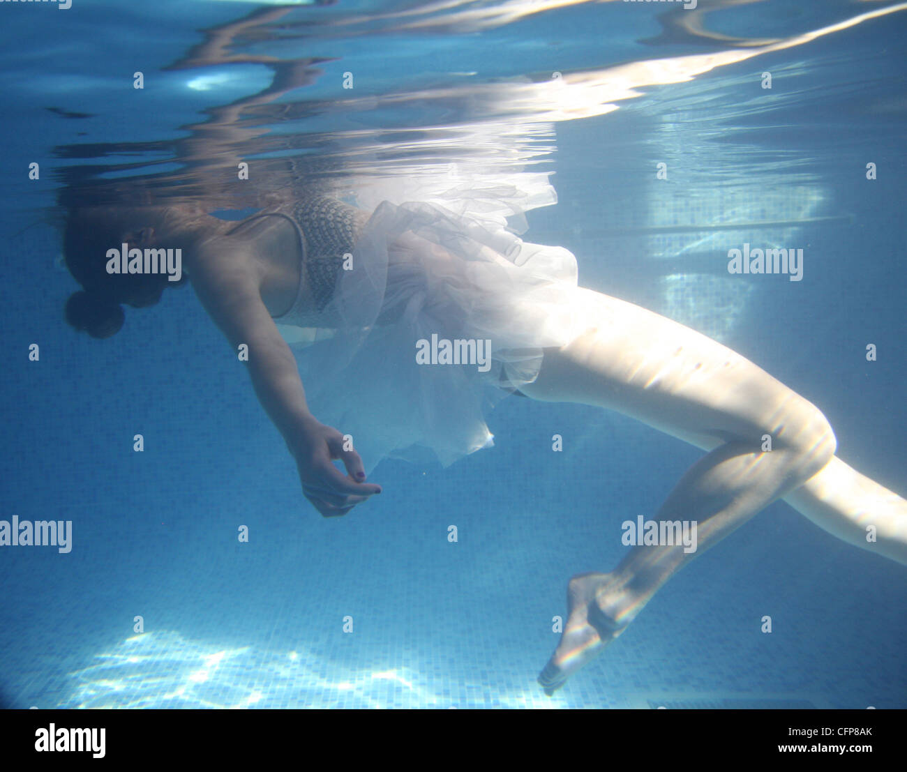 Mädchen unter Wasser im Kleid Stockfoto