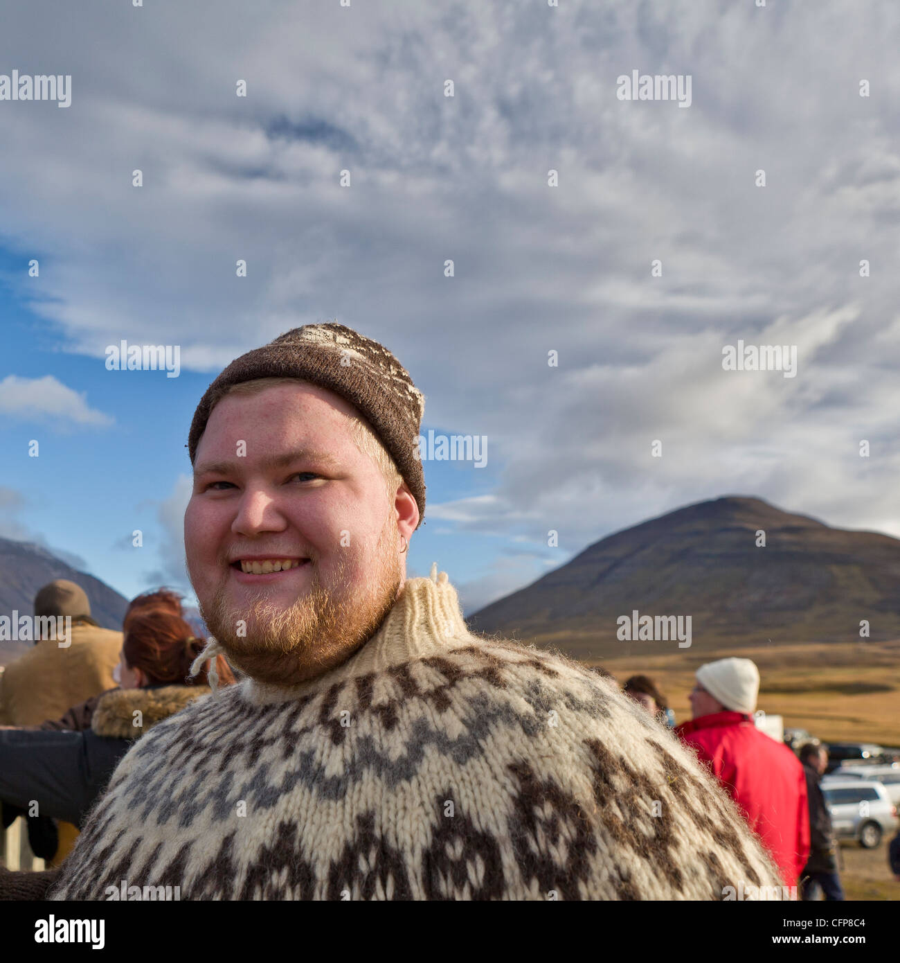 Bauer am jährlichen Horse Round Up - Laufskalarett, Skagfjordur, IcelandMale mit traditioneller isländischer Wolle Pullover Stockfoto