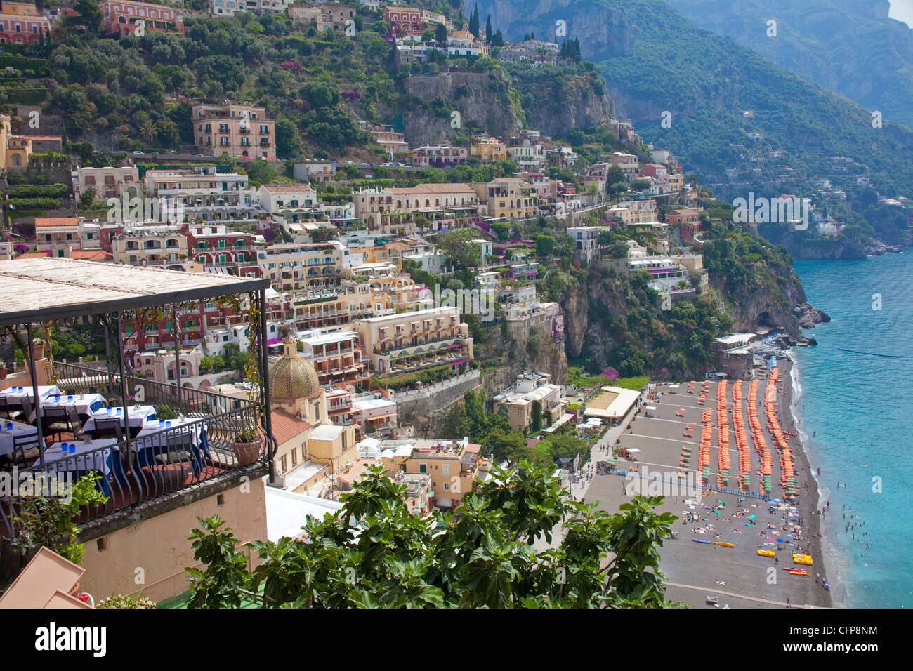 Restaurant mit Blick auf den Strand und Dorf, Positano, Amalfiküste, UNESCO-Weltkulturerbe, Kampanien, Italien, Mittelmeer, Europa Stockfoto