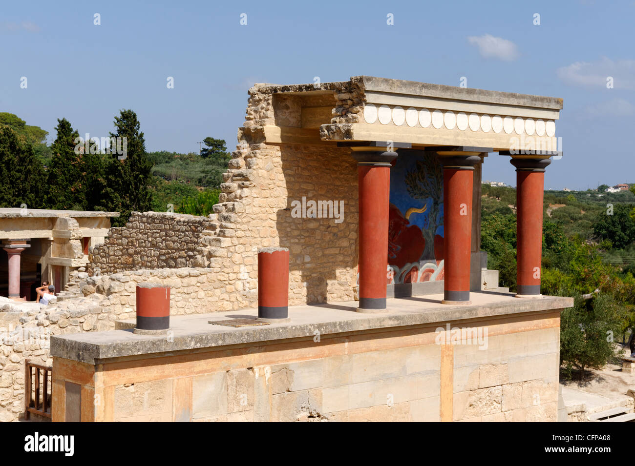 Knossos. Kreta. Griechenland. Blick auf einen Teil von Arthur Evans wiederhergestellt und Kolonnaden West Bastion der Nordeingang des erhöhten Stockfoto